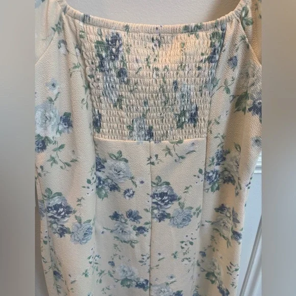 Almost Famous NWT Cream Colored
Blue Floral Short Sleeve Dress size XL - Picture 8 of 10